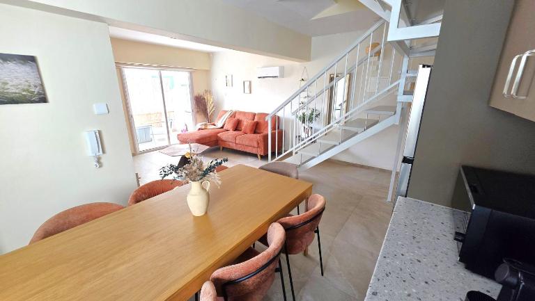 3BR Shared Apt - Beach 7-min walk, Peaceful - Chambres d'hôtes Larnaca