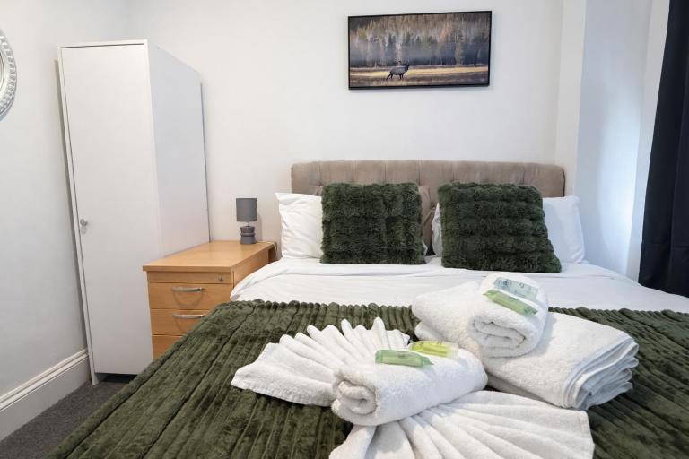 Stunning 2 bed flat in Newport prime location, sleeps 5 - Chambres d'hôtes Newport
