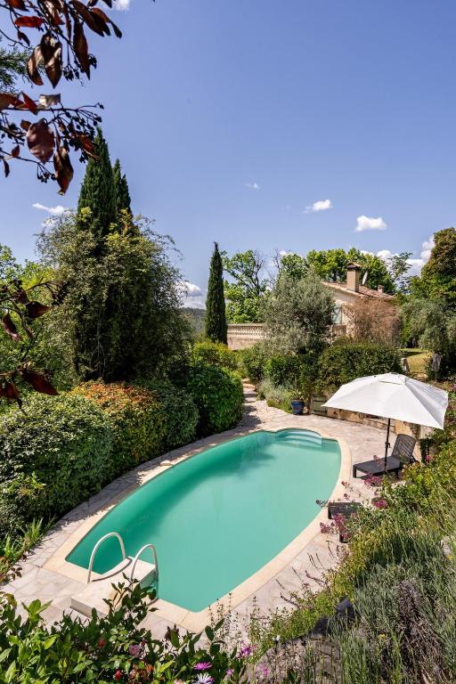Magnificent villa very quiet, swimming pool, greenery, fenced garden, spectacular view - Bed and Breakfast Claviers
