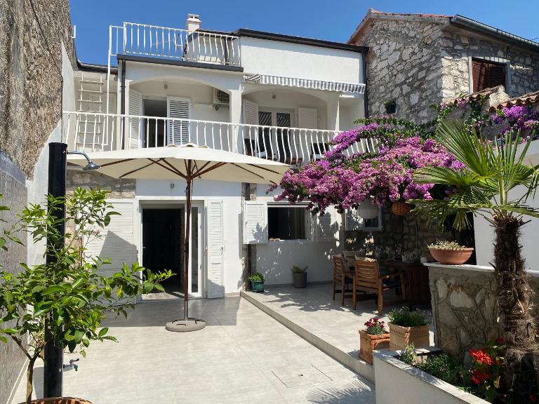 A Cozy Home In the Heart of Old Murter, Croatia - B&B Murter