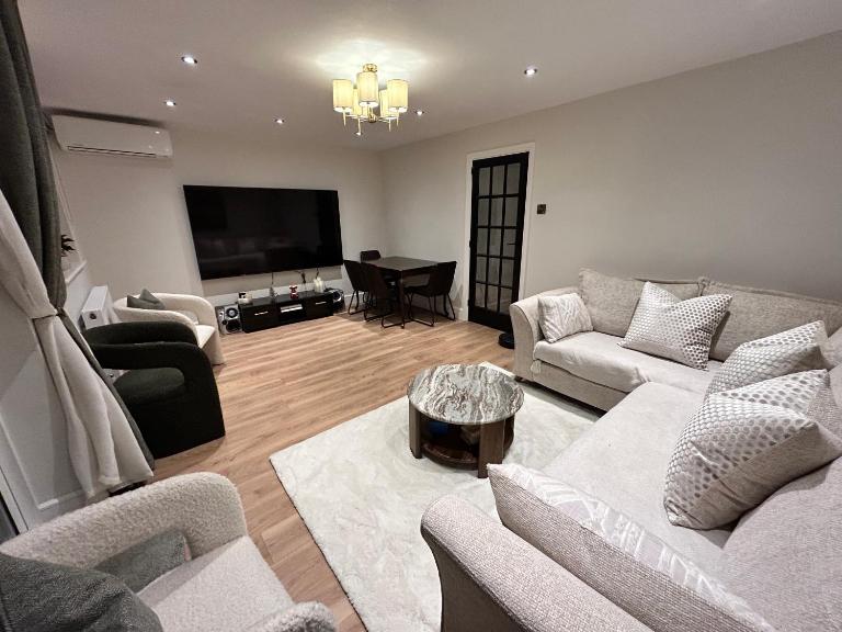 Whole House 5 min to Legoland & Windsor Castle - free parking and EV plug - Bed and Breakfast Windsor