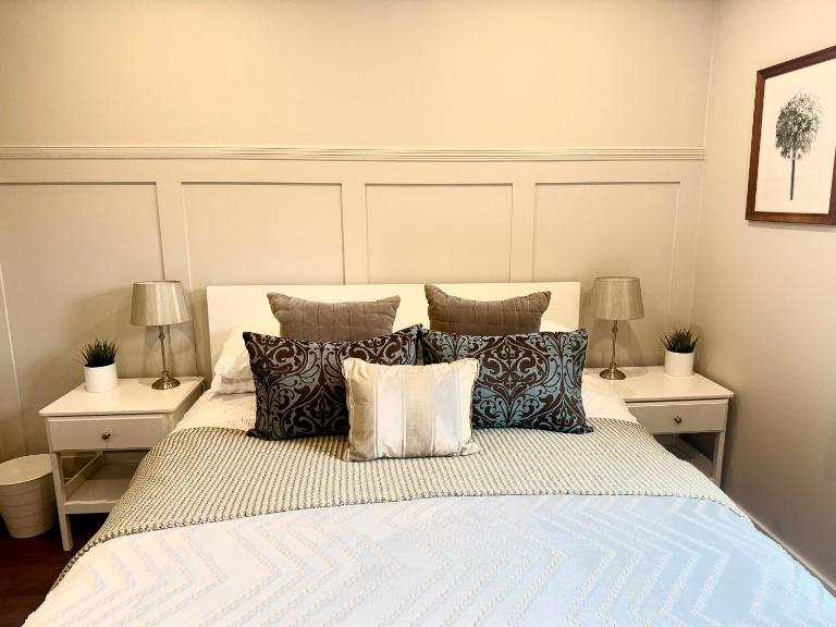 Holly Lodge - 2 x Kingsize bedrooms with private entrance and free parking-new shower room - B&B Oban
