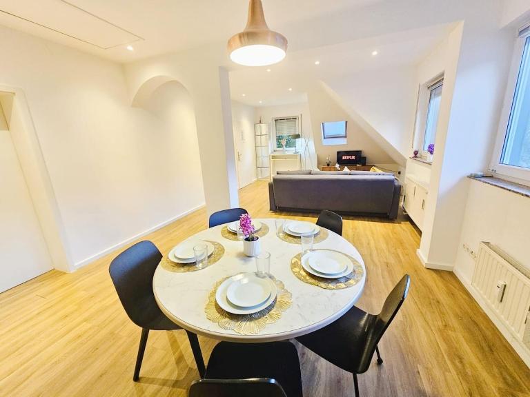 Urban Calm 2BR Apartment with parking space - Bed and Breakfast Luxemburg