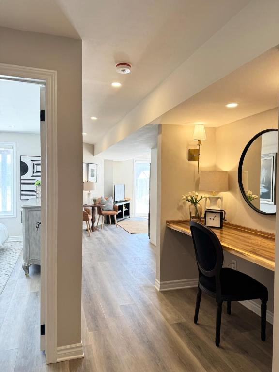 Designer Escape by the Pond - B&B Kitchener