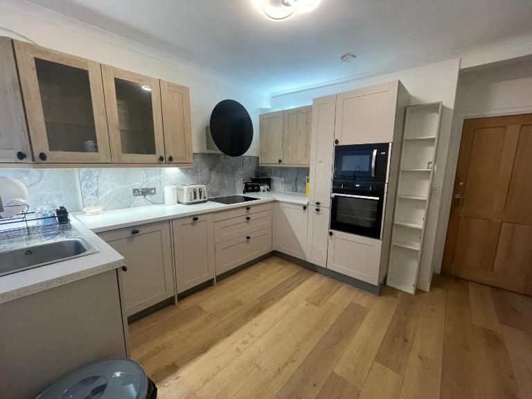 Great Value Rooms Close to Station Private Bathroom Available - B&B Pontypridd