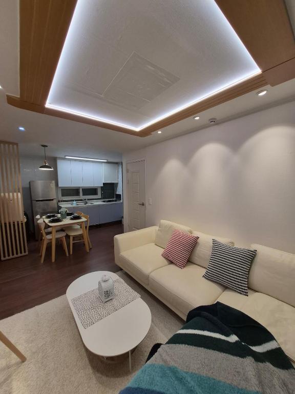 Cozy Family Stay Jamsil - Bed and Breakfast Seoel