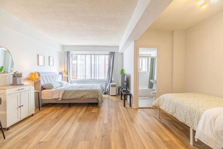 Studio in heart of DT,walk to 2 metros,Concordia - B&B Montreal
