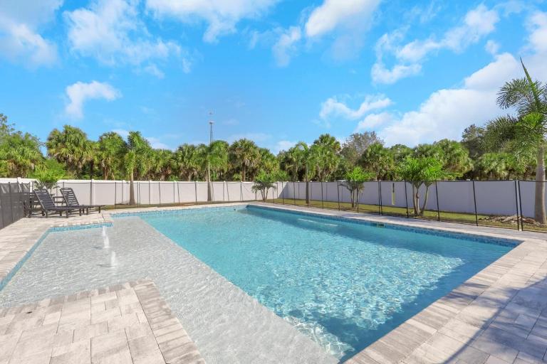 Spacious 4BR Home with Heated Pool & Pickleball Court - Ferienwohnung Naples (Florida)
