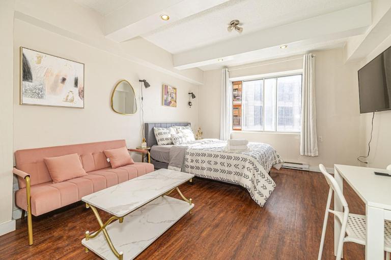 studio in heart of DT, walk to 2 metros, Concordia - B&B Montreal