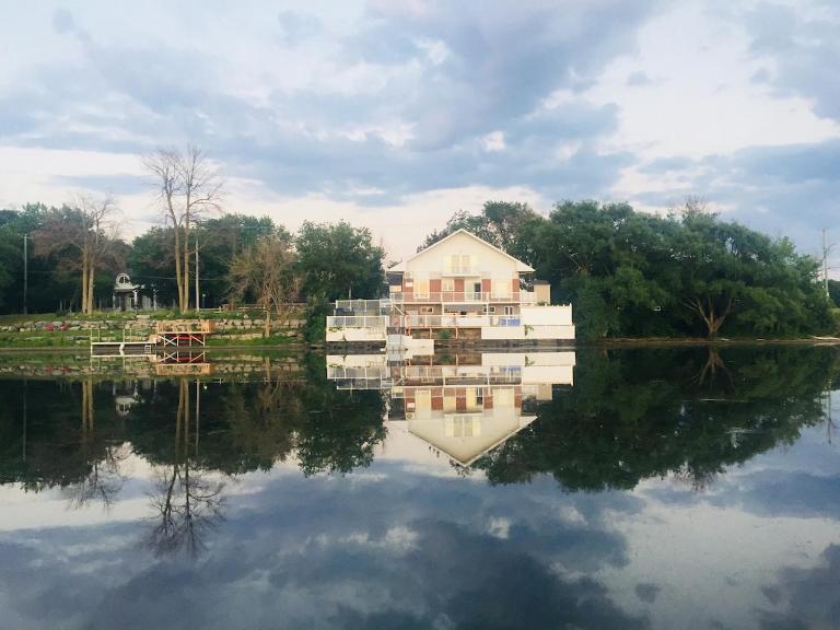Unique Waterfront House 4 BDRs, Near MTL, Fishing - B&B La Prairie