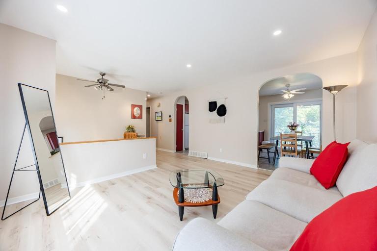 Quiet 4 BR House , 20 min to DT, Free Parking - B&B Brossard