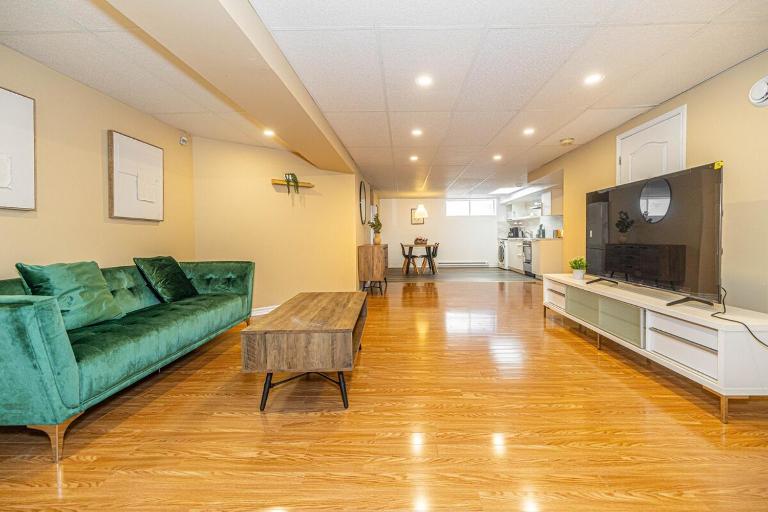 Spacious 2BDRs Apt,ALL NEW! Close to DT , 1 parking - Ferienwohnung Brossard