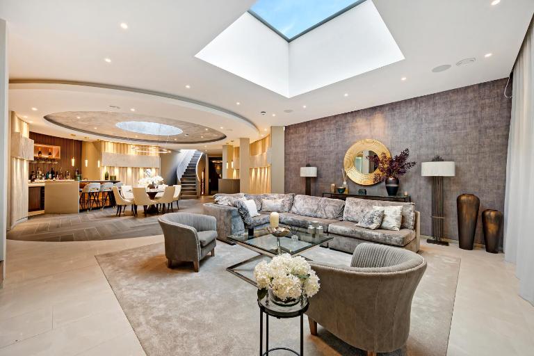 Luxurious subterranean mansion - 3 spectacular bedrooms - Bed and Breakfast Altrincham