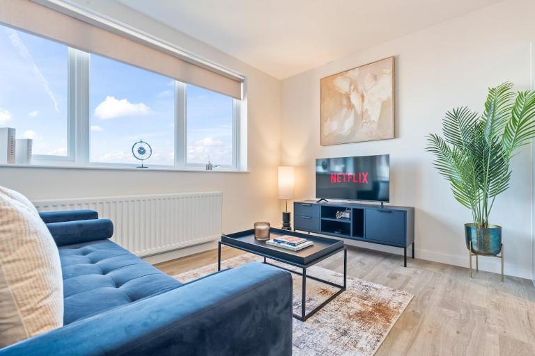 Riverside Retreat | Free Parking | 2BR | Station - Chambres d'hôtes Staines