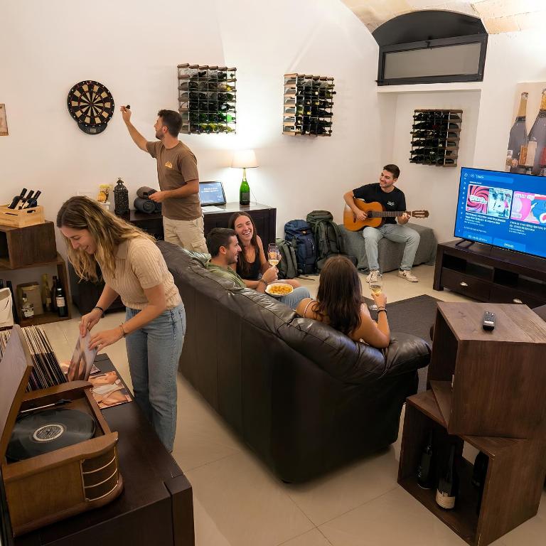 The Wine Cave, Cool & Spacious 2BR, Steps from Milano Centrale, ideal for large groups and families - B&B Milan