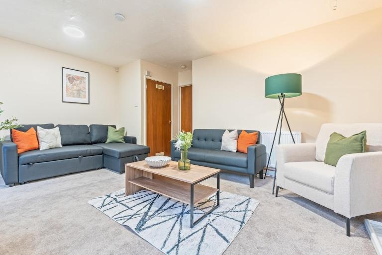 #109 Modern 3-Bed Home - 5mins to Birmingham Wildlife Conservation Park - Guest up to 7 - " Perfect for contractors and families - free parking" - B&B Birmingham