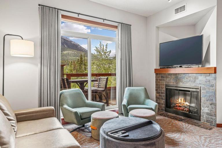 Scenic 3BR Retreat with MTN Views Hot Tub and Pool - B&B Canmore