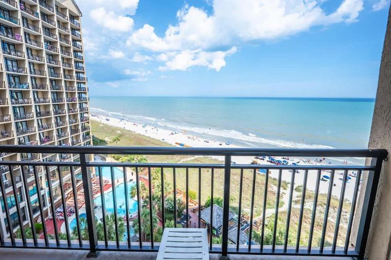 Beachfront Condo, Stunning Pools and Scenic Views - Chambres d'hôtes Myrtle Beach