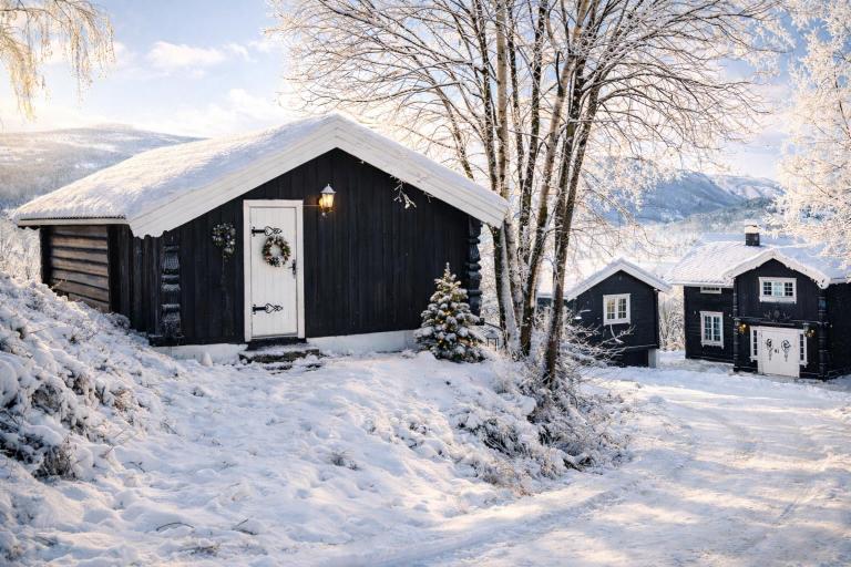 Sjarmerende tømmerhytte på gårdstun - B&B Baukål
