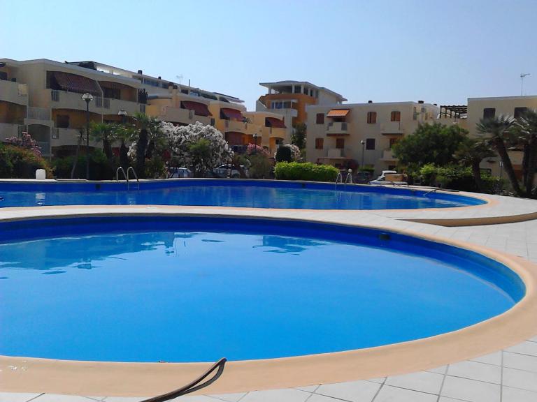 Giardino eucalipti con piscina - B&B Alghero