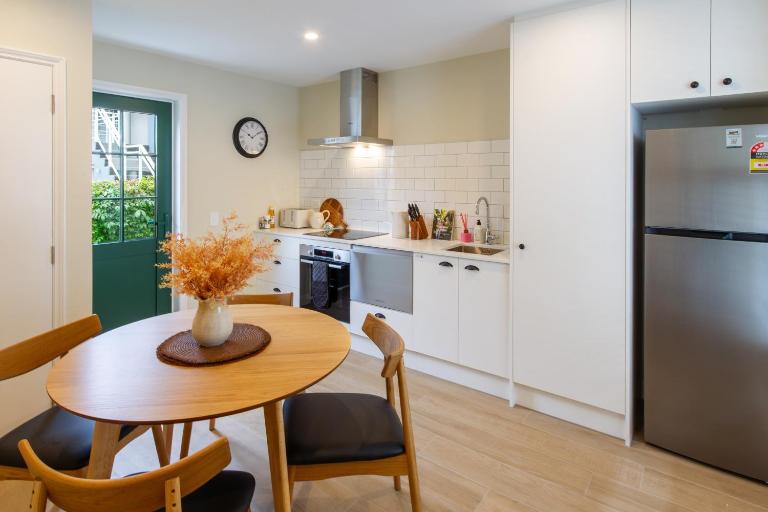 Classic Charm Meets Modern Comfort plus parking - Ferienwohnung Christchurch