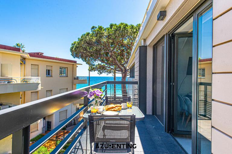 Azurenting - T2 Front de Mer - Clim - Parking - B&B Antibes