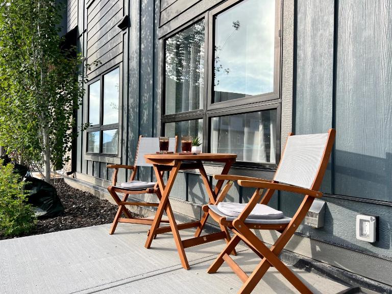 Pet-friendly Walk-Up Condo with Pool & Hot tub! - B&B Canmore