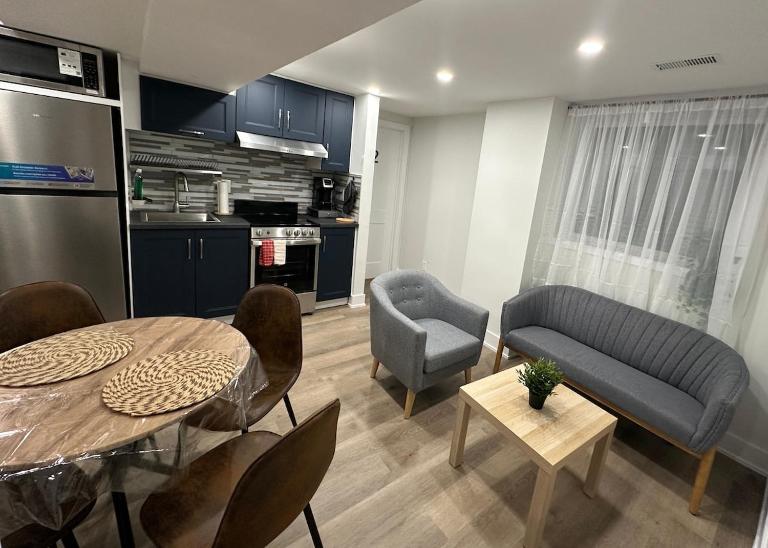 Cozy 2 Bedroom Basement Suite - Ferienwohnung Vaughan