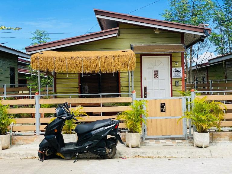 Olango Island - S&E-1 Tiny Guest House Fully Furnished with Hot Shower, Washer, Wi-Fi, Netflix & King-size Bed - B&B Lapu-Lapu City