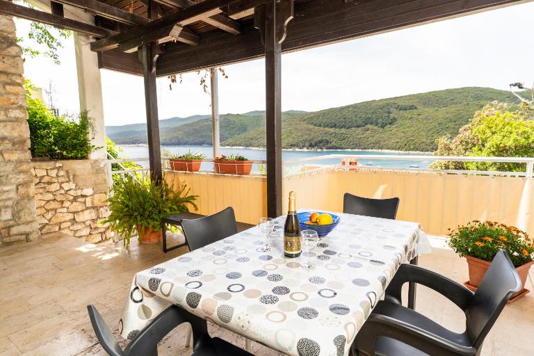 1 BDR app with sea view,pets welcome,64 - B&B Rabac