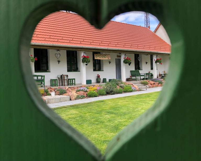Ladislaus Schnaps-Haus Falusi Vendégház - Ferienwohnung Tscholnok