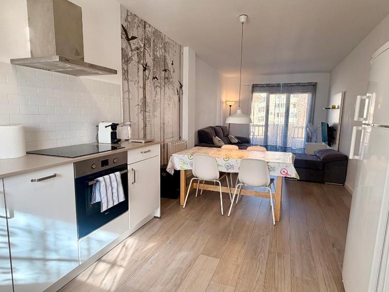 Charming & renovated apt stone throw to the sea - Ferienwohnung l'Escala
