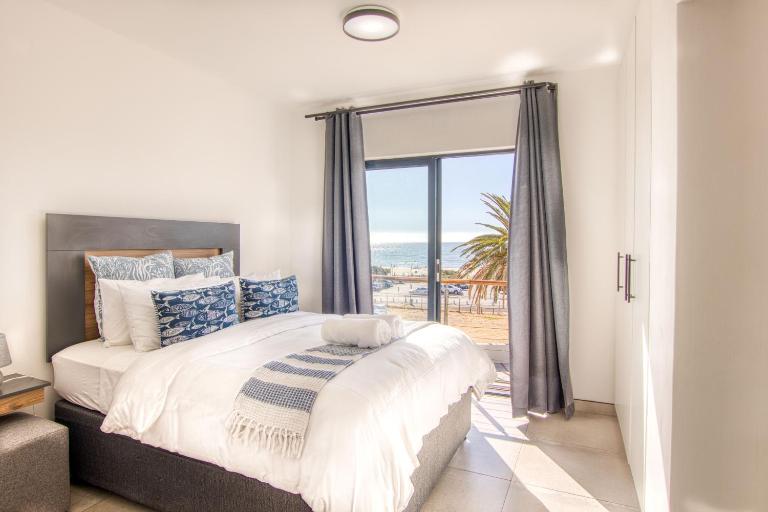 Ocean & Mountain View Escape, 100m Walk to beach - Gordon's Bay - Chambres d'hôtes Gordon’s Bay