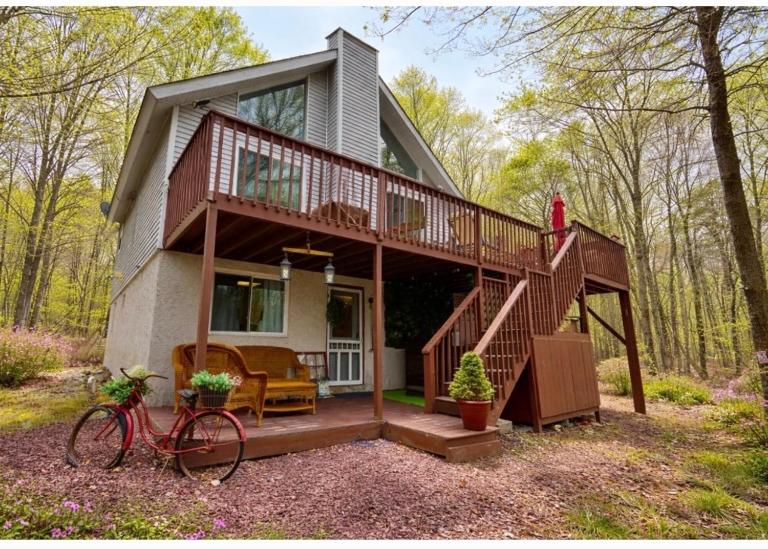 WOW!! Ultimate Pocono Retreat Hot Tub, Game Room, Fire Pit, Near Lakes & Hiking! - Chambres d'hôtes Blakeslee