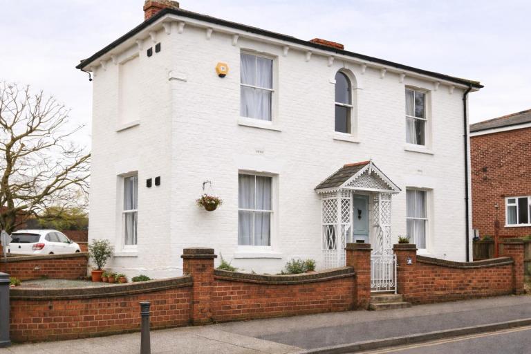 landvue stays, The Colchester town White House 4 bed 2 bath! - B&B Mundon