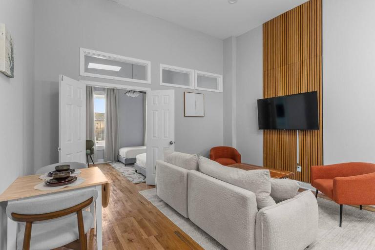 Steps from Soulard Farmers Market| Private Balcony - Bed and Breakfast Saint Louis