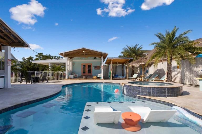 Suite Flamingo Pointe with Shared POOL - Bed and Breakfast Bay Saint Louis
