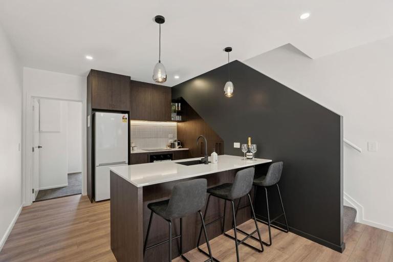 The Remarkable Hideaway| Modern Stay & Prime Location - Bed and Breakfast Queenstown