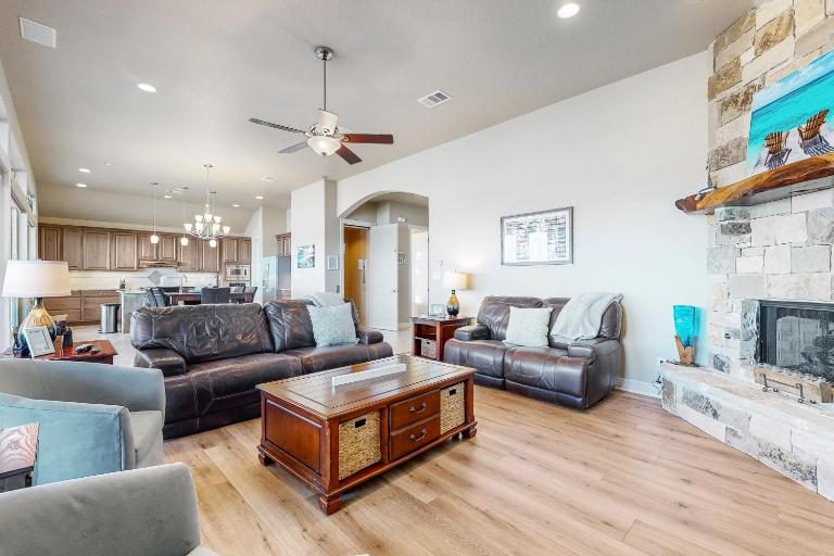 Spacious dog-friendly home with decks & beautiful views - near boat ramp & lake - B&B Canyon Lake
