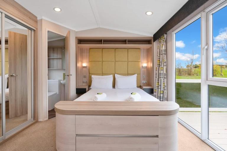 Seton Sands Kingsbarns Retreat - 2BR Luxury Lodge - Sleeps 6 - Bed and Breakfast Birdston