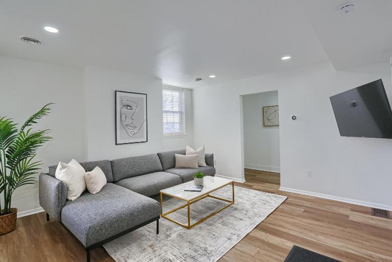 Spacious and Modern Three Bedroom Apartment in Pittsburgh with Parking - B&B Pittsburgh