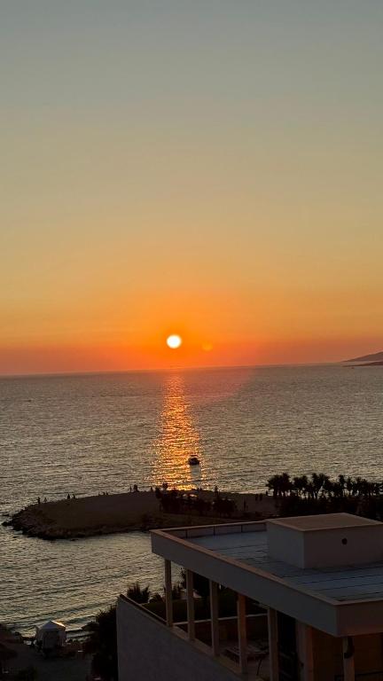 Luxury Seafront - Vacation Vibes Apartment Sarande - Chambres d'hôtes Saranda