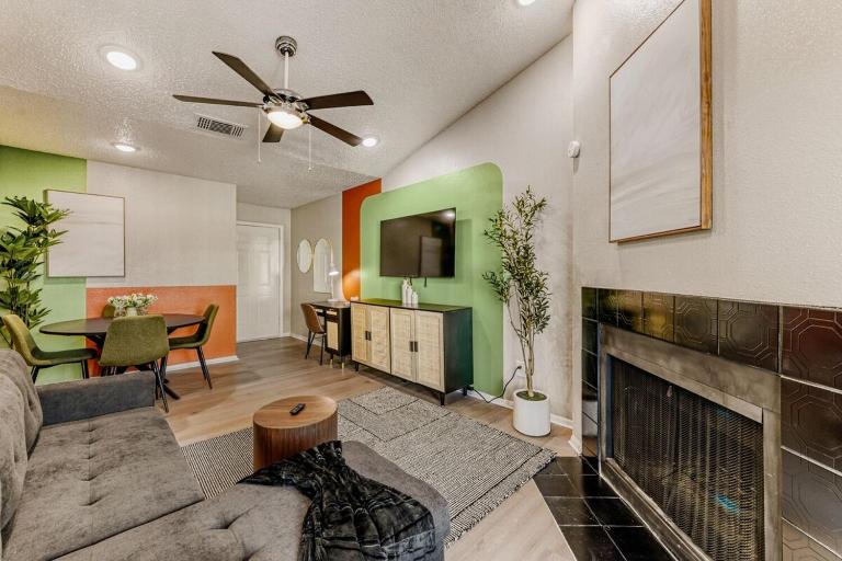 Stylish City Getaway 2B - Sleeps 6 - Pool, Prkg - B&B Austin