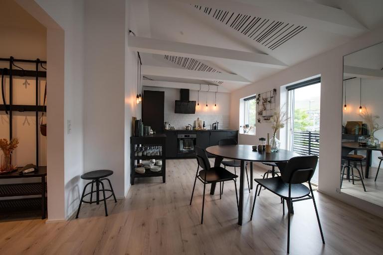 Bright Central Top-Floor Apartment with Balcony - B&B Klaksvík