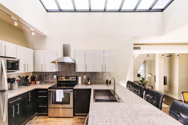 Downtown Luxury 2BR Penthouse Loft - Sleeps 8-9 - B&B Milwaukee