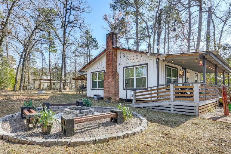 Fish Sam Rayburn! Secluded Cabin w/ Deck & Grill - B&B Brookeland