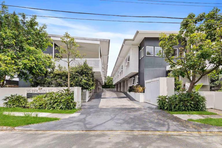 Stylish 3BR Townhouse CampHill - WiFi, Parking - B&B Brisbane