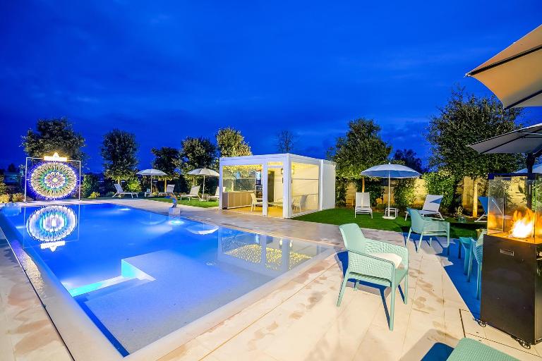 7 Bedroom Luxury Villa - Pool, Garden & Parking - Happy Rentals - Bed and Breakfast Scorrano