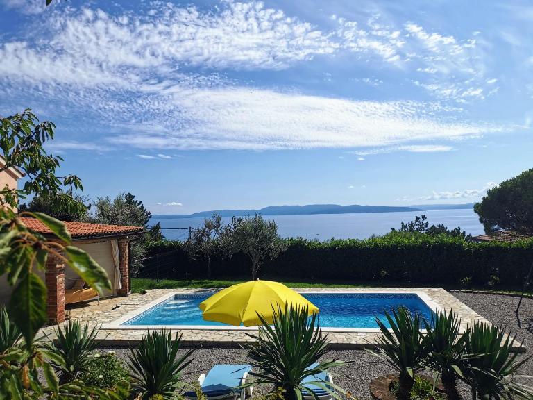 Romantic Tiny House with Private Pool & Fenced garden - Pet friendly - B&B Kostrena