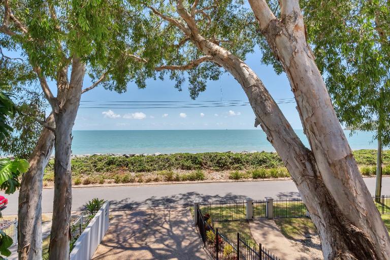 Seascape Luxury Beachfront House - B&B Clifton Beach